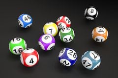 Los sorteos de lotería son eventos aleatorios donde cada número tiene las mismas probabilidades de salir.
