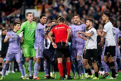 El reclamo de los jugadores del Madrid al árbitro tras el final del encuentro.