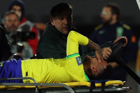 Neymsar sale llorando al lesionarse la rodilla.