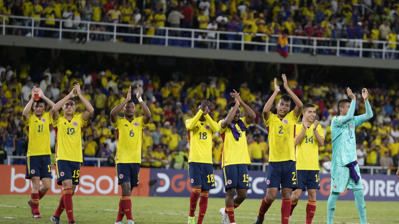 Players of Colombia celebrate defeating Argentina in a South America U-20 Championship soccer match in Cali, Colombia, Friday, Jan. 27, 2023. (AP/Fernando Vergara)