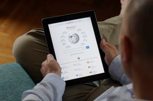 Se ve a un hombre mirando una página de Wikipedia en un iPad el 24 de octubre de 2017. (Foto de Jaap Arriens/NurPhoto vía Getty Images)