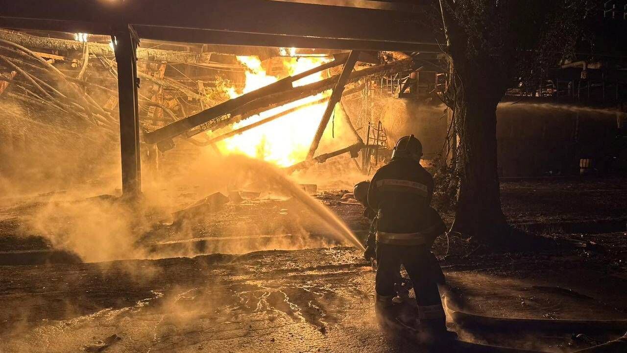 Los bomberos trabajan en una refinería de petróleo que fue alcanzada durante los ataques con drones rusos en Kremenchuk, región de Poltava, Ucrania, el 1 de noviembre de 2023.