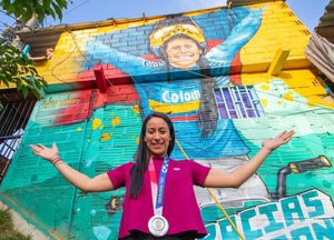 Este sábado 7 de agosto, la Comuna 8 de Medellín recibió a la deportista colombiana Mariana Pajón con un enorme mural de agradecimiento por su medalla de plata en los Juegos Olímpicos 2020.