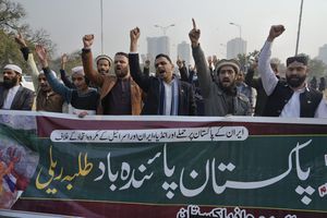 Miembros de la organización musulmana Talba Mahaz Pakistán corean consignas en una manifestación para condenar el ataque de Irán en la zona fronteriza con Pakistán, en Islamabad, Pakistán, el jueves 18 de enero de 2024. (AP Photo/Anjum Naveed)