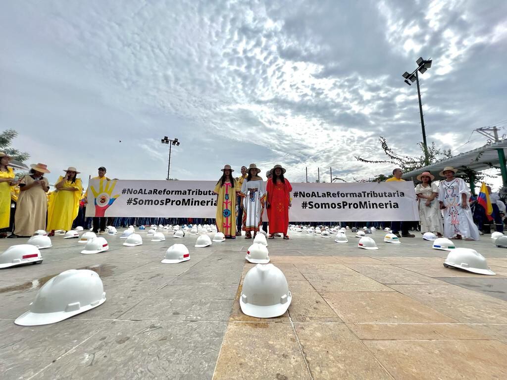 Trabajadores de Cerrejón dejan sus cascos en el piso en señal de protesta.