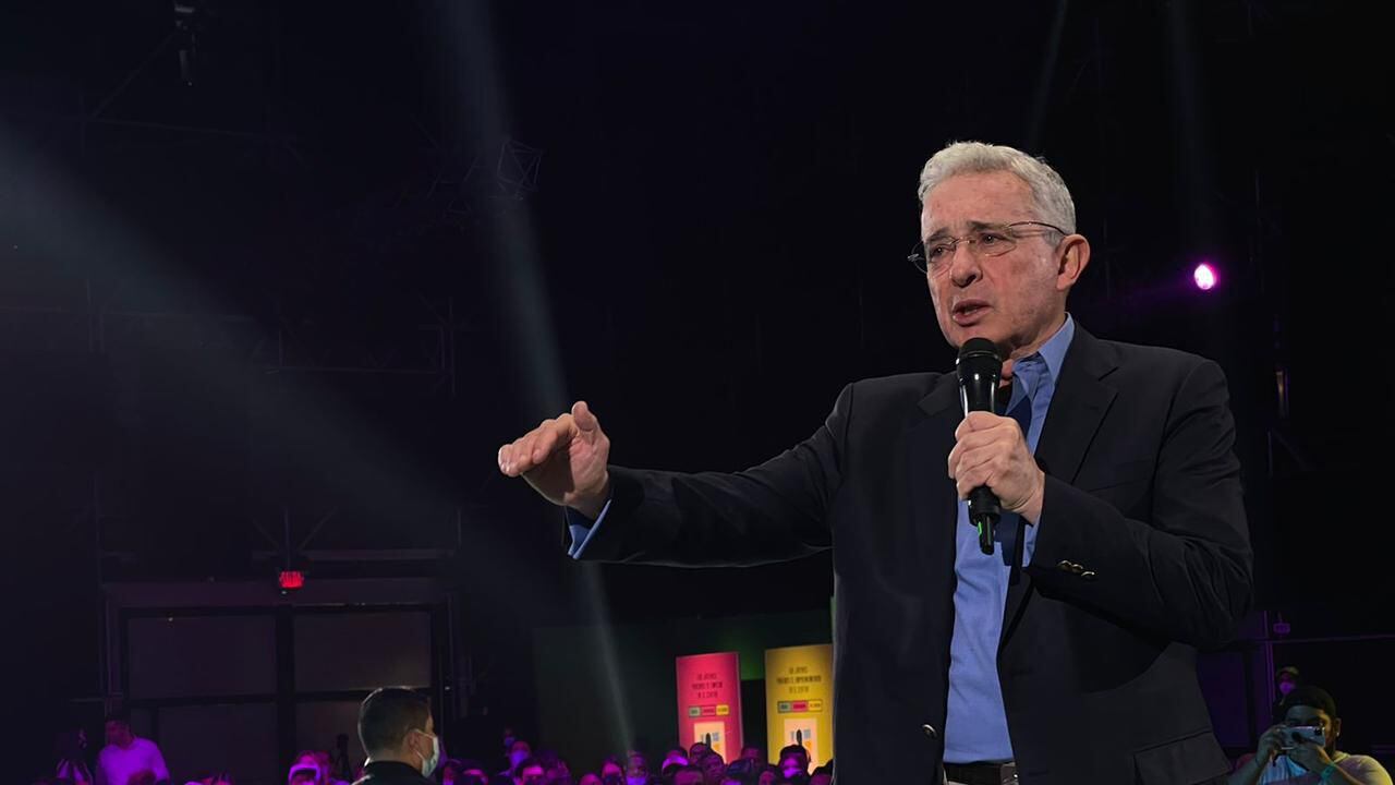 Expresidente Álvaro Uribe enloqueció a los jóvenes en Medellín y hasta les parafraseó a Vicente Fernández