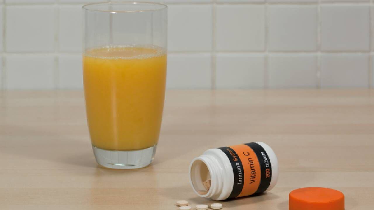 Suplementos y una alimentación rica en Vitamina C ayudan para la producción de colágeno en el organismo. Foto: Getty images.