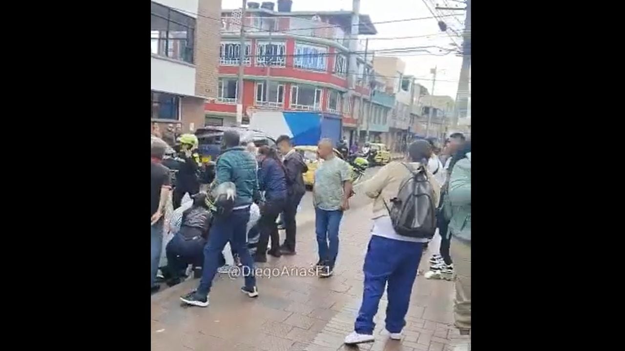 El video del ataque se dio a conocer en redes sociales y, ante lo ocurrido, las autoridades hicieron presencia en el lugar. El teniente coronel Julio César Botero, de la Policía de Bogotá,  señaló que ya se están realizando las respectivas investigaciones.