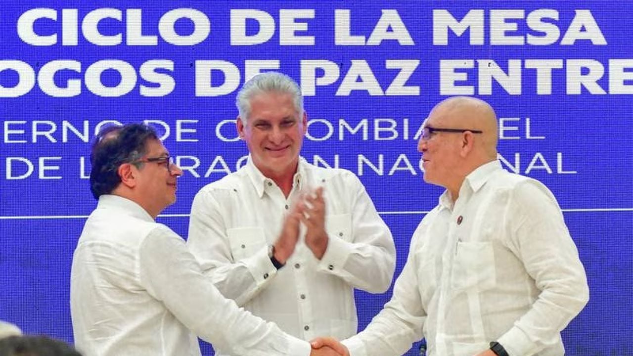 La foto del estrechón de manos entre Petro y Antonio García del Eln para dar inicio al cese al fuego el 3 de agosto.