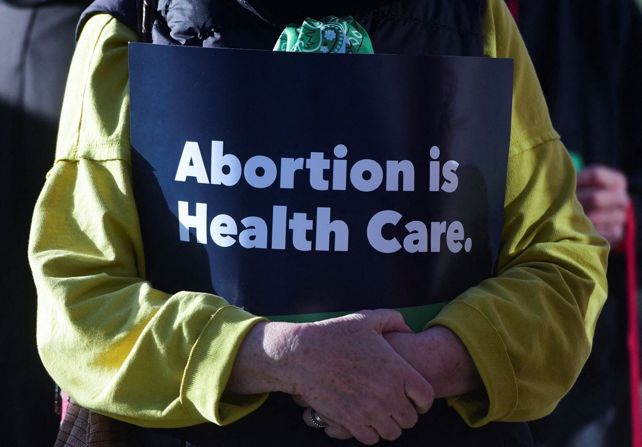Kathy Thomas sostiene un cartel de "aborto es cuidado de la salud" durante la marcha de mujeres fuera del juzgado federal contra el juez federal de distrito Matthew Kacsmaryk mientras escucha una moción de grupos contra el aborto