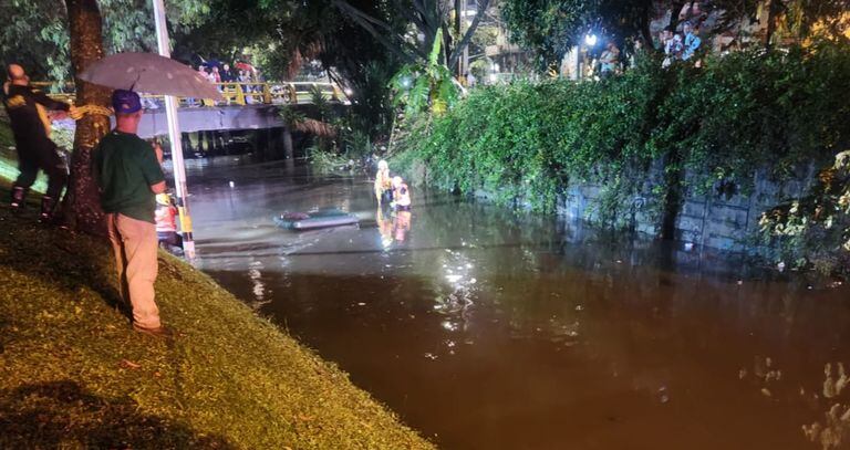 Vehículo atrapado en una inundación dejó muertos en Medellín.