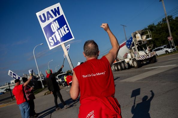 El United Auto Workers comenzó una huelga sin precedente contra tres de los fabricantes de automóviles tradicionales de Detroit, dando inicio a un enfrentamiento potencialmente costoso y prolongado sobre los salarios y la seguridad laboral. Fotógrafo: Emily Elconin/Bloomberg vía Getty Images