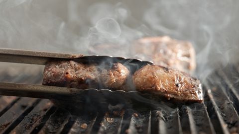 Los asados suele hacerse también con embutidos, carne de cerdo, pollo, langostinos y hasta pescado.