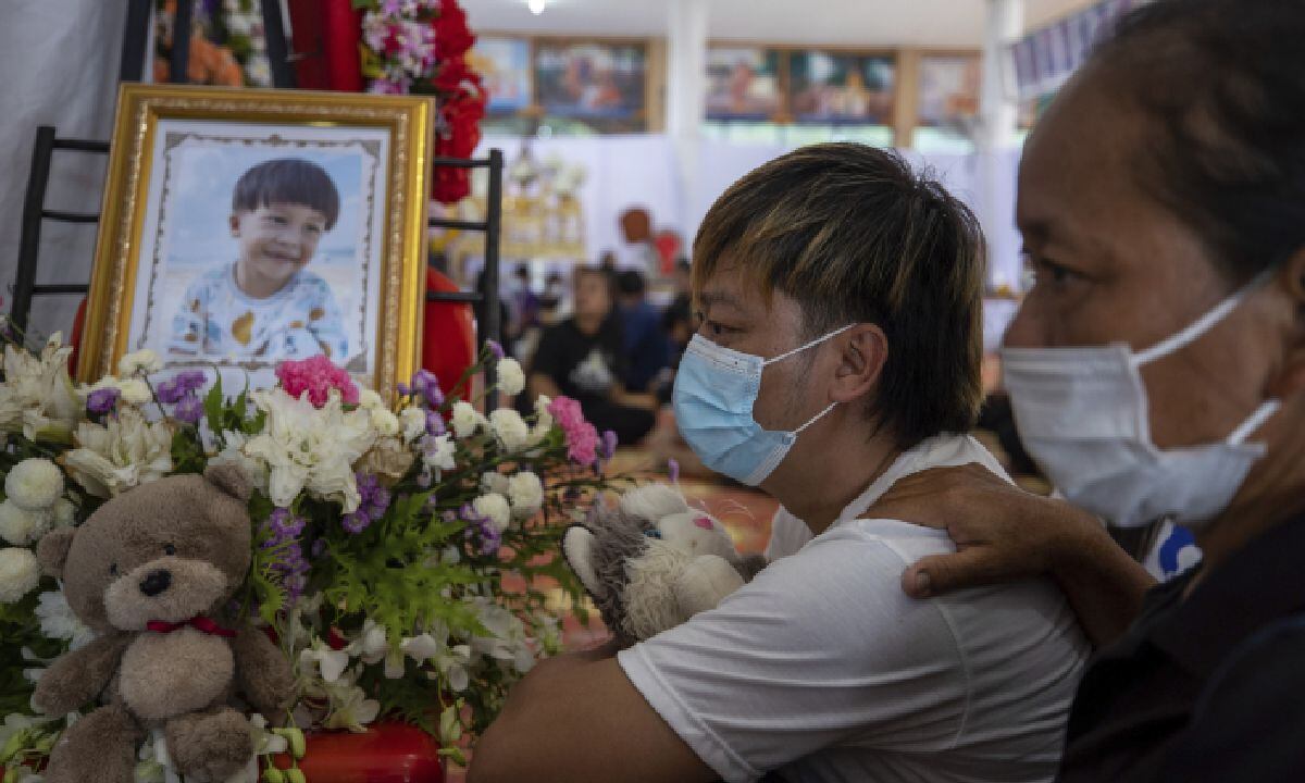 Ex policía protagonizó masacre en Tailandia. Una menor de 3 años, la única sobreviviente.