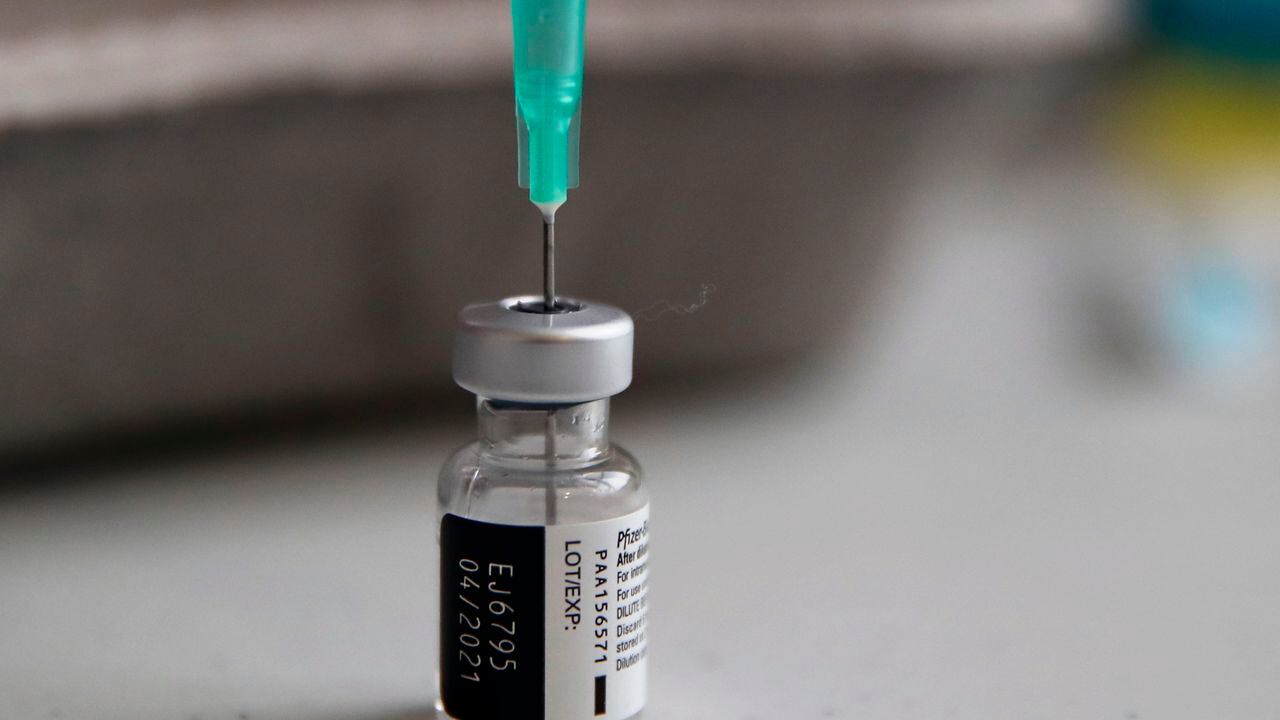 En esta imagen se ve una ampolleta de la vacuna de Pfizer-BioNTech contra el coronavirus mientras es preparada en el centro de vacunación del 3er distrito de París. (AP Foto/Francois Mori, Archivo)