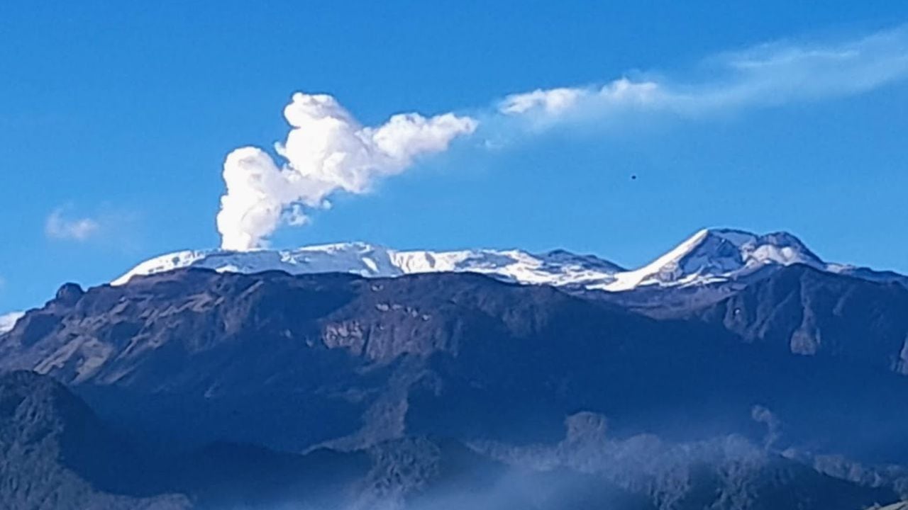 El nivel de actividad del Volcán Nevado del Ruíz continúa en amarillo o III, lo que indica cambios en el comportamiento de la actividad volcánica.