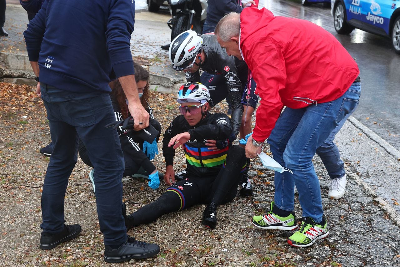 Soudal - Quick Step's Belgian rider Remco Evenepoel is assisted by members of his team after crashing during the fifth stage of the Giro d'Italia 2023 cycling race, 171 km between Atripalda and Salerno, on May 10, 2023. (Photo by Luca Bettini / AFP)