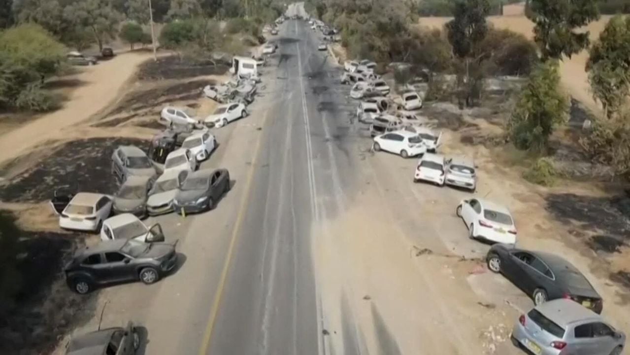 Cientos de automóviles destruidos por el grupo terrorista Hamás en medio del intento de jóvenes israelíes por regresar a sus hogares en medio de los ataques.