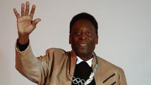 (FILES) In this file photo taken on June 16, 2016, Brazilian retired footballer Edson Arantes do Nascimento, know as Pele, waves after being decorated with an Olympic Order Medal at the Pele Museum in Santos, Sao Paulo, Brazil. - Football legend Pele gave Brazil a virtual pre-match pep talk Thursday November 24, 2022, as the national team prepared to make their World Cup debut, telling them: "Bring this trophy home." (Photo by Miguel Schincariol / AFP)