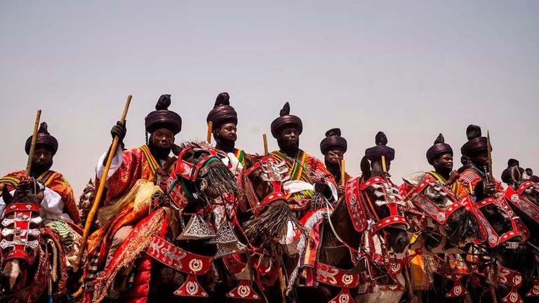 Los musulmanes que forman parte de los Emiratos de Zazzau celebran el festival Eid al-Fitr, que marca el final del mes de ayuno del Ramadán, en Kaduna, Nigeria, el 10 de abril de 2024.