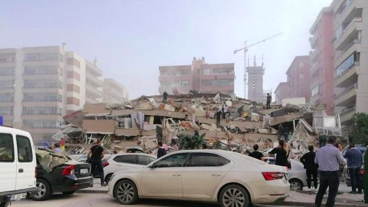 Edificios destruidos y tsunami tras terremoto en Turquía y Grecia