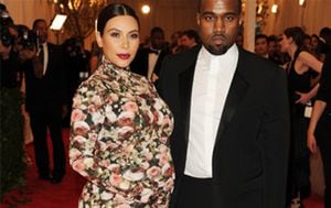 Muchos dijeron que Kardashian parecía un sofá viejo con su vestido cuello tortuga estampado.  Foto: AP
