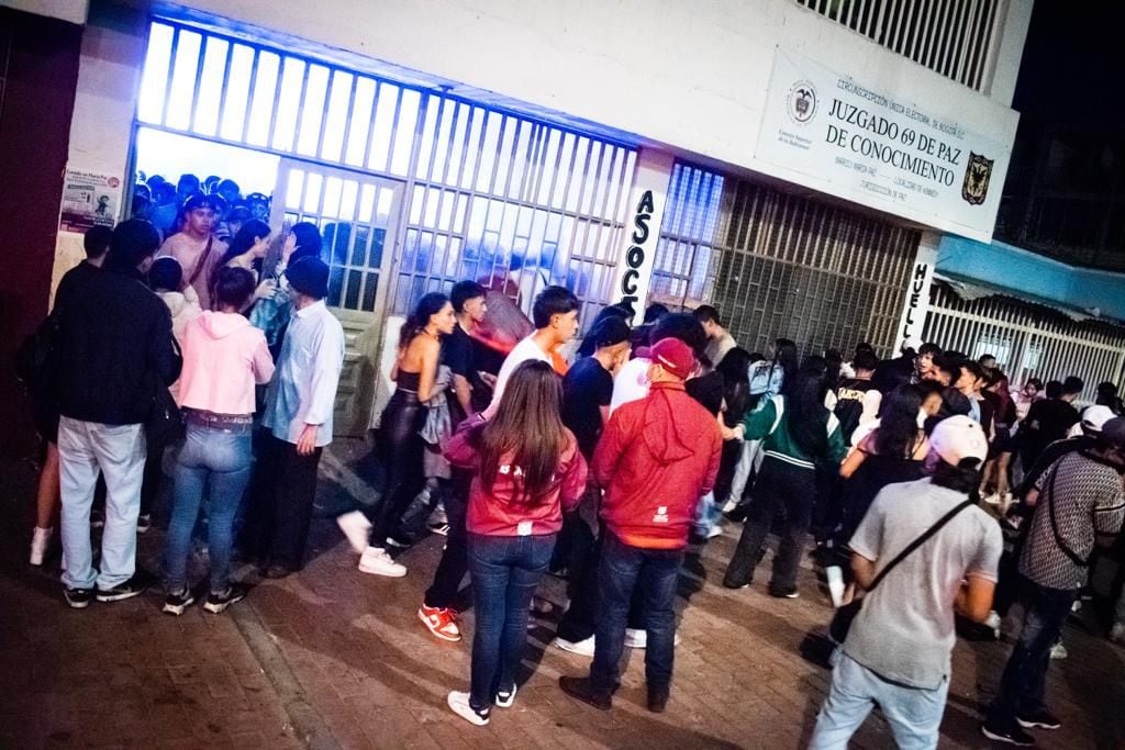 Juzgado fue usado para armar tremenda rumba en Bogotá: más de 500 personas, entre ellos menores, fueron descubiertas