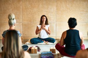 El yoga y la meditación se relacionan.