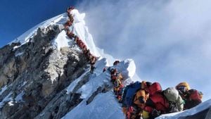 En esta fotografía del 22 de mayo de 2019, una larga fila de montañeros ascienden al pico del Everest. 