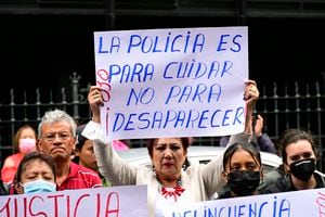 Los ecuatorianos se han manifestado frente a la escuela de policía donde desapareció la mujer. (Photo by RODRIGO BUENDIA / AFP)