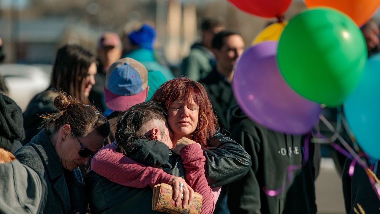 Familias de las víctimas de la masacre en Colorado Springs.
