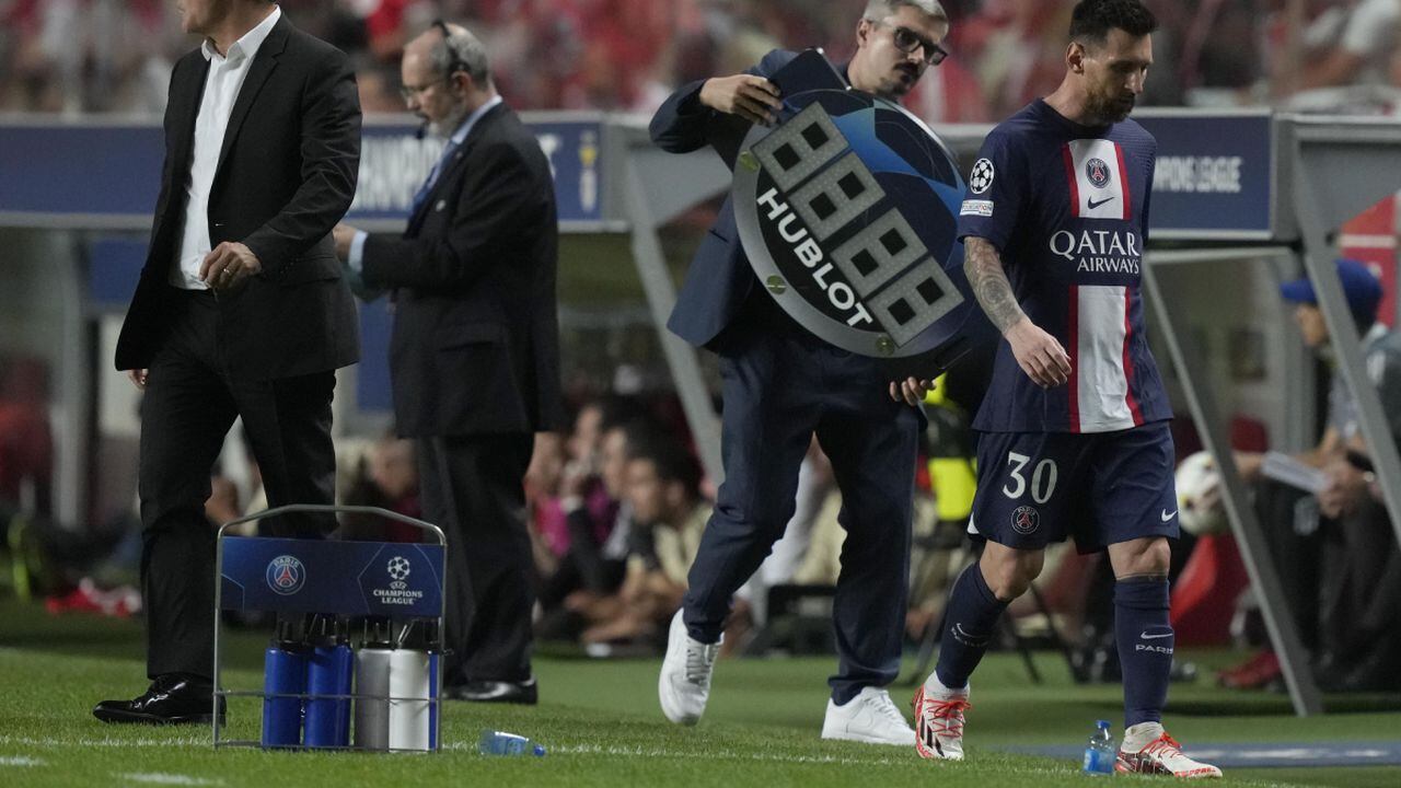 PSG's Lionel Messi, right , leaves the pitch during the Champions League group H soccer match between SL Benfica and Paris Saint-Germain at the Luz stadium in Lisbon, Wednesday, Oct. 5, 2022. (AP/Armando Franca)