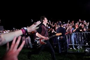 Los fanáticos reaccionan mientras el cantante Shawn Mendes se presenta en el concierto 2021 Global Citizen Live en Central Park en Nueva York, EE. UU., 25 de septiembre de 2021. Foto REUTERS / Caitlin Ochs