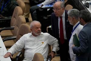 El presidente de Brasil, Luiz Inácio Lula da Silva, a la izquierda, asiste a la cumbre G77+China en La Habana, Cuba, el sábado 16 de septiembre de 2023. (AP Foto/Ramón Espinosa)