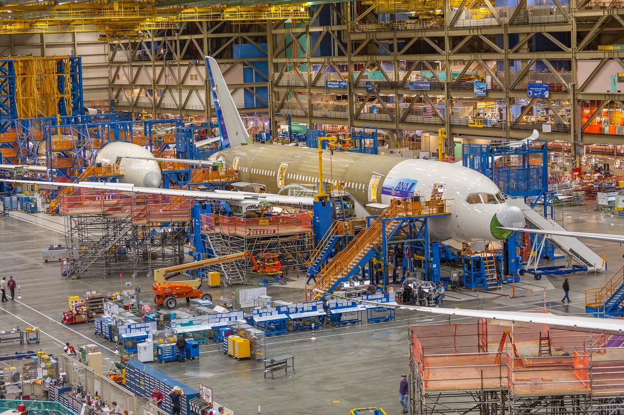 Los trabajadores de la fábrica Boeing ensamblan aviones Boeing 787 en la fábrica de Boeing en Everett, WA.