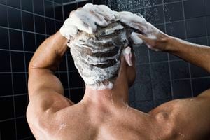 Para los hombres también es primordial el cuidado del cabello.