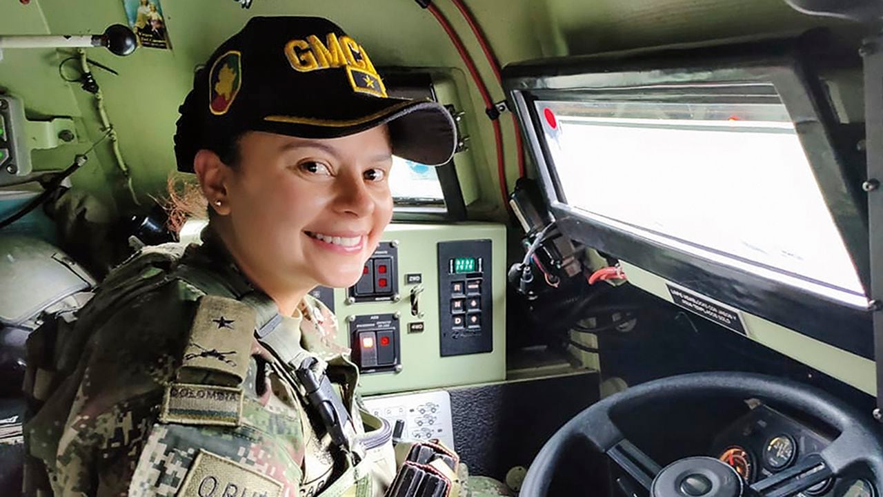 La subteniente Carmona tiene a su cargo una patrulla motorizada en la zona de frontera y a veces presta servicio en el puente internacional de Rumichaca. 