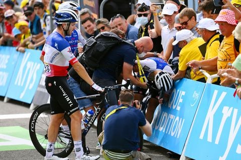 PEYRAGUDES, FRANCE - JULY 20: Fabio Jakobsen of Netherlands and Quick-Step - Alpha Vinyl Team collapses crossing the finish line during the 109th Tour de France 2022, Stage 17 a 129,7km stage from Saint-Gaudens to Peyragudes 1580m / #TDF2022 / #WorldTour / on July 20, 2022 in Peyragudes, France. (Photo by Tim de Waele/Getty Images)