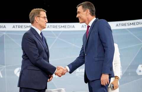El candidato del Partido Popular Español, Alberto Núñez Feijoo, y el primer ministro y candidato socialista de España, Pedro Sánchez, se dan la mano antes de un debate televisado antes de las elecciones anticipadas en Madrid, España, el 10 de julio de 2023.
