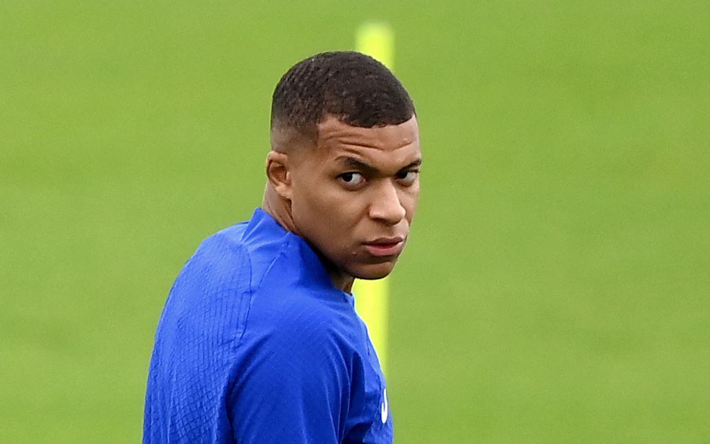 Paris Saint-Germain's French forward Kylian Mbappe takes part a training session at the club's training ground in Saint-Germain-en-Laye on September 13, 2022, on the eve of their UEFA Champions Leage first round group H football match against Maccabi Haifa. (Photo by FRANCK FIFE / AFP)