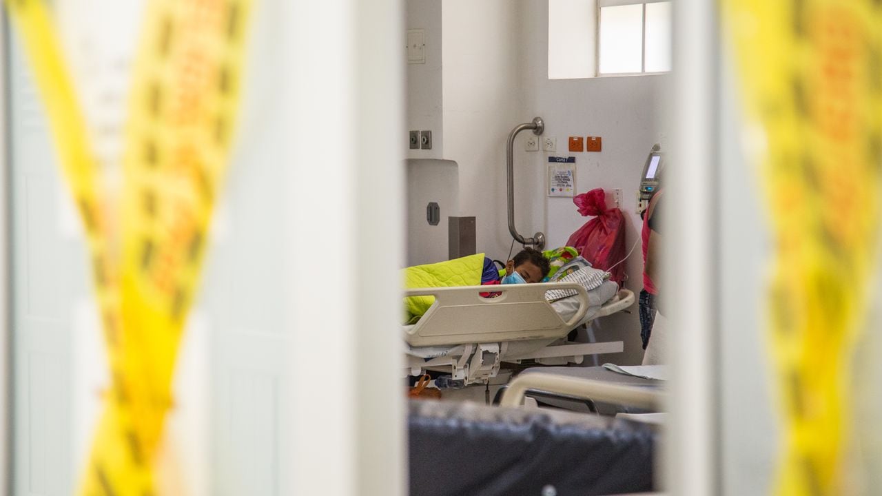 El principal -y más grande- hospital público del suroccidente de Colombia resiste con poco espacio en sus camas UCI para atender el alto número de pacientes covid que necesitan ventilación mecánica.