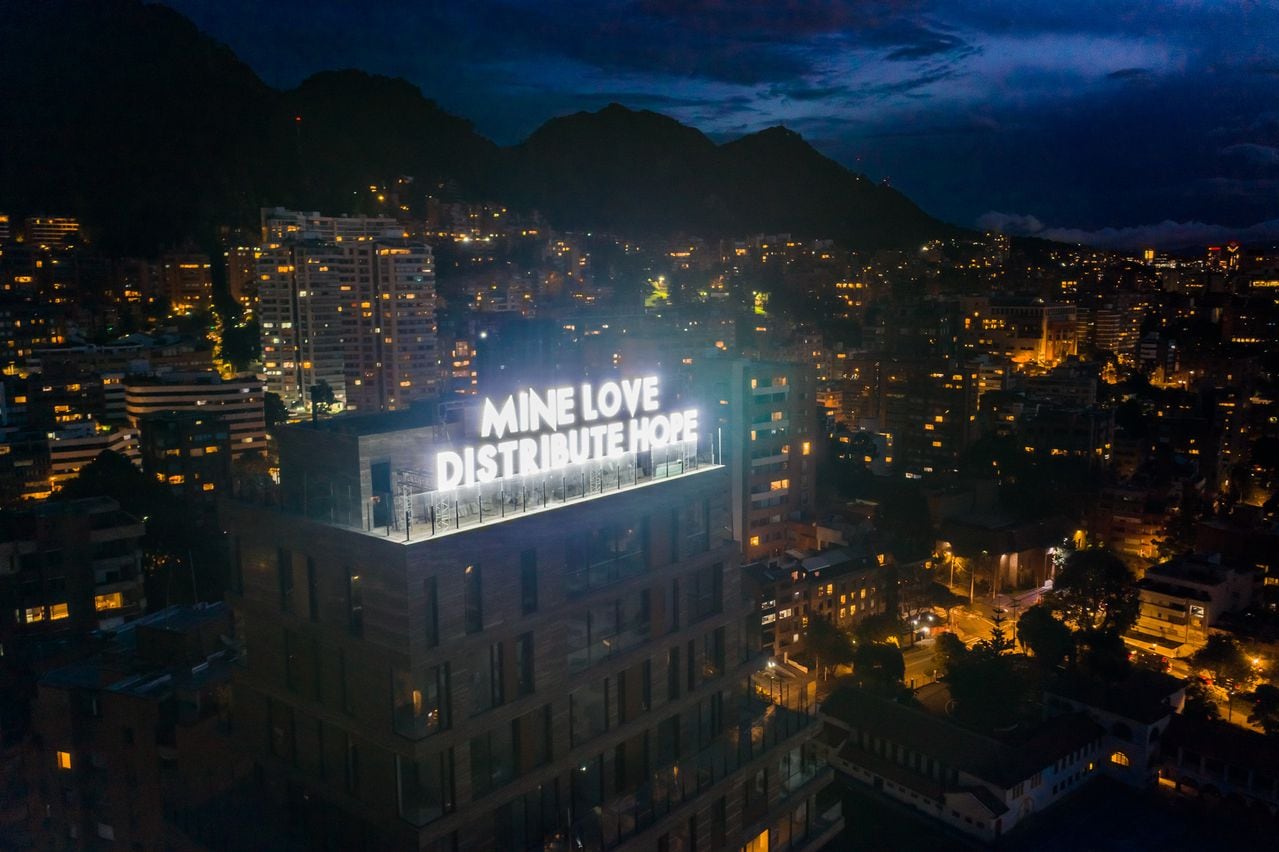 "Mine love distribute hope" de Robert Montgomery en Bogotá. Cortesía de Barcú y el British Council.