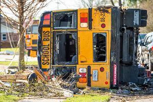 Un autobús escolar se volcó después de un tornado el martes por la noche en Arabie, Luisiana, el miércoles 23 de marzo de 2022. Foto AP/ Scott Clause/The Daily Advertiser