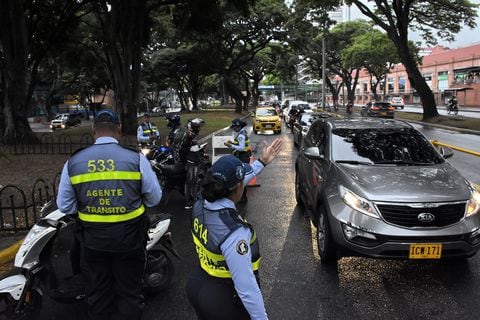 La Secretaría de Movilidad llevó a cabo operativos de control de Pico y Placa en la Avenida Sexta, Con el fin de mejorar los problemas de movilidad que atraviesa la ciudad.