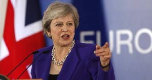 Theresa May defiende su acuerdo a capa y espada en un acalorado debate con el parlamento. 