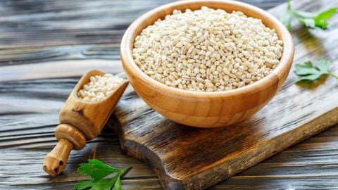 La cebada es un grano integral, rico en fibra, vitaminas B, magnesio, selenio y antioxidantes, según la Dra. Laura González, nutricionista registrada.