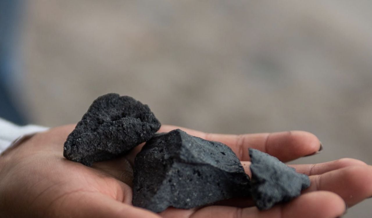 Los habitantes en los alrededores del volcán Ubinas recogen piedras que han salido expulsadas desde el interior de la montaña