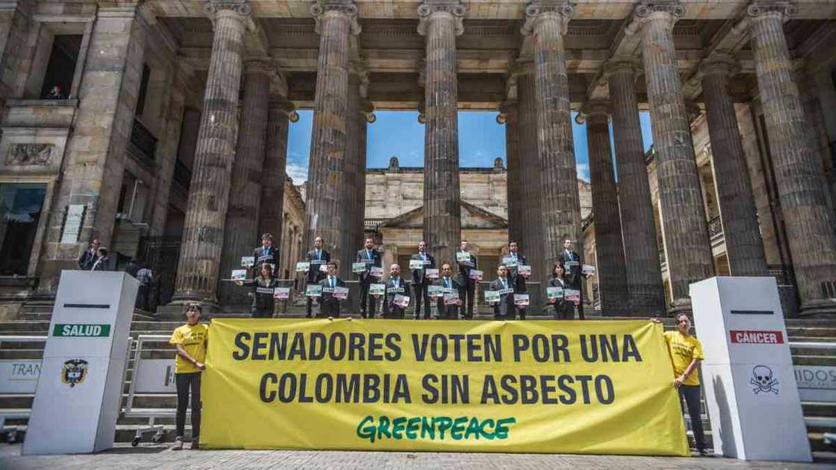 Protesta contra el asbesto realizada por Greenpeace frente al Congreso de la República en Bogotá. Foto: Greenpeace