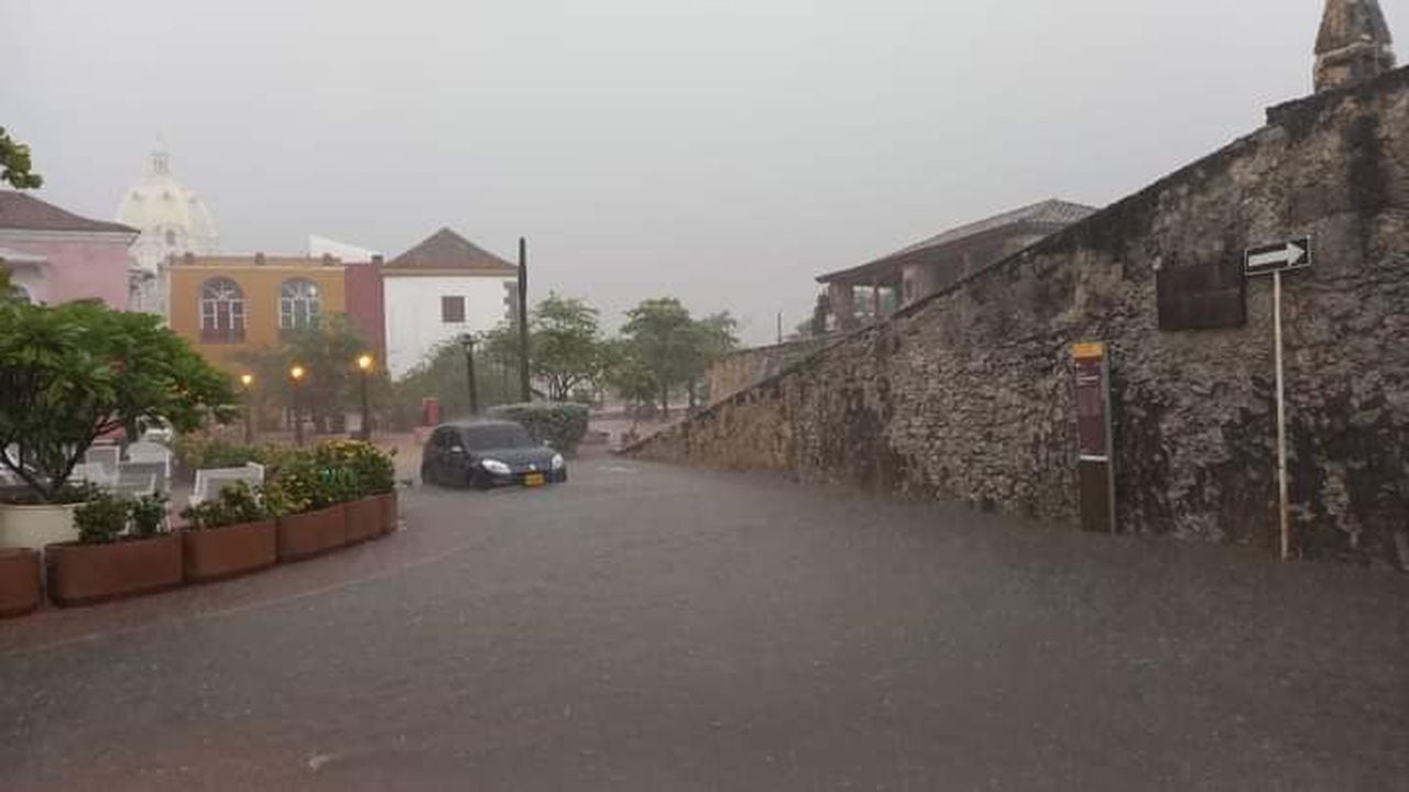 Cubiertas por agua quedaron las calles del centro histórico de Cartagena.