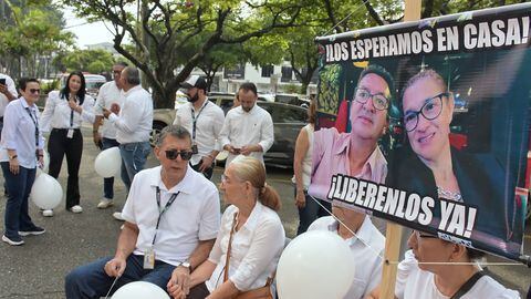 Funcionarios de la Fiscalía General realizan un plantón, para exigir la pronta liberación de los 2 investigadores y la pareja sentimental de uno de ellos, secuestrados en Santander de Quilichao por la columna Dagoberto Ramos de las disidencias de las FARC el pasado 19 de Abril.